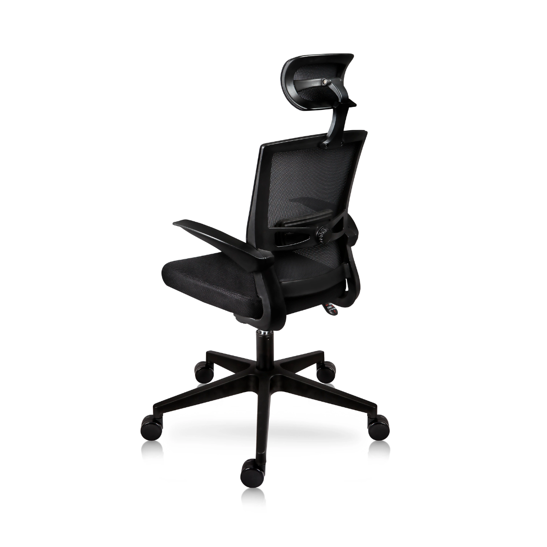 Sillón ejecutivo Samos con cabecera respaldo y asiento tapizado en mesh negro con base nylon