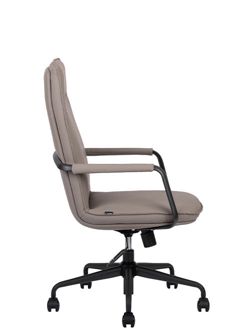 Sillón ejecutivo Bond respaldo bajo y asiento tapizado en technoleather con base metálica.