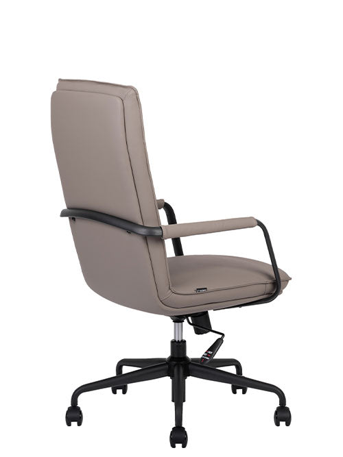 Sillón ejecutivo Bond respaldo bajo y asiento tapizado en technoleather con base metálica.