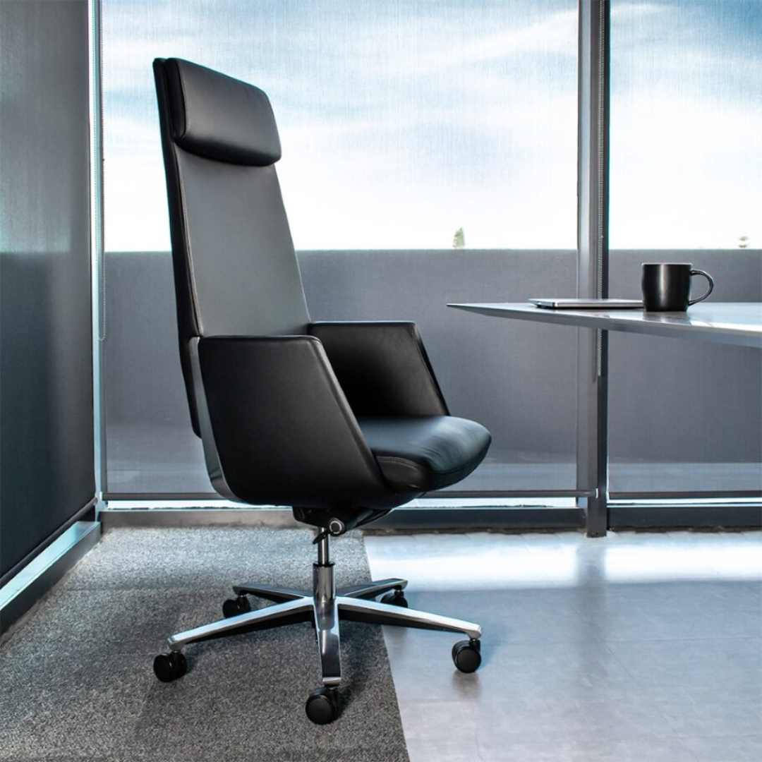 Sillón ejecutivo Zenit respaldo alto y asiento tapizado en piel con base en aluminio