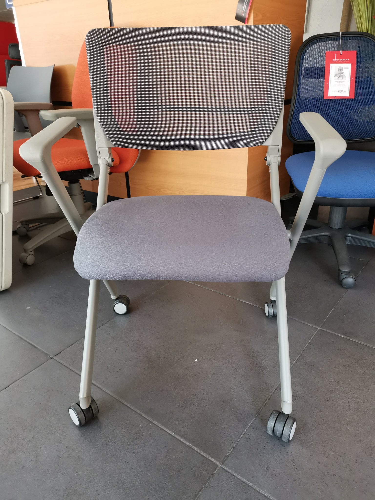 RE-685 silla multifuncional Skip con rodajas respaldo mesh