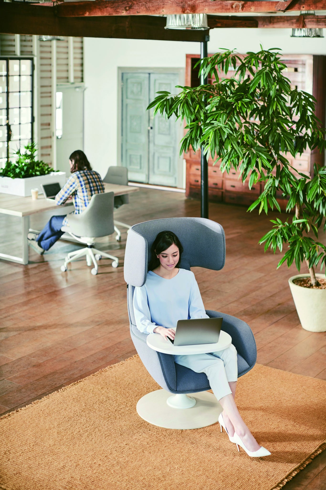 Sillón ejecutivo Lives Work Chair Lounge respaldo y asiento tapizado en tela con base fija nylon