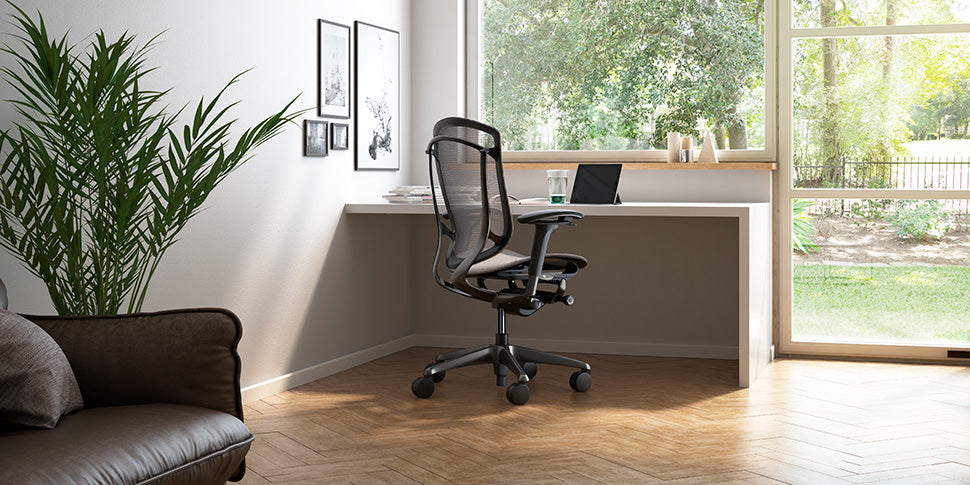 Sillón ejecutivo Contessa II respaldo tapizado en mesh y asiento de tela con base aluminio.